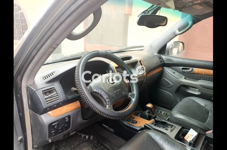 CLEAN REGISTERED 2005 LEXUS GX470 - 2/7