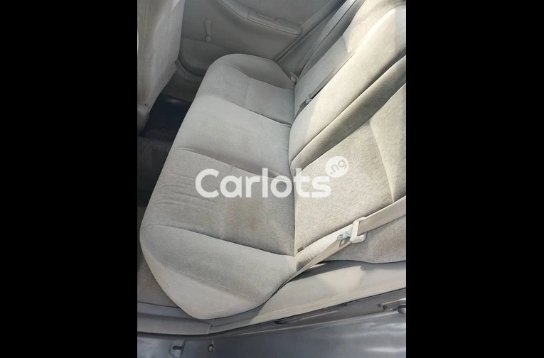 CLEAN REGISTERED 2004 TOYOTA COROLLA - 4/7