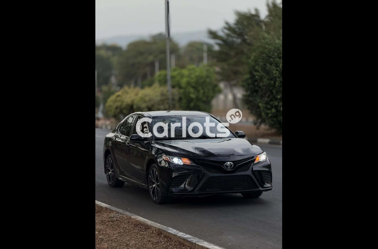 2020 Toyota Camry SE - 3/7