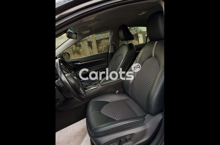 2020 Toyota Camry SE - 6/7