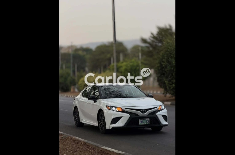 Nigeria Used 2020 Toyota Camry LE - 2/7