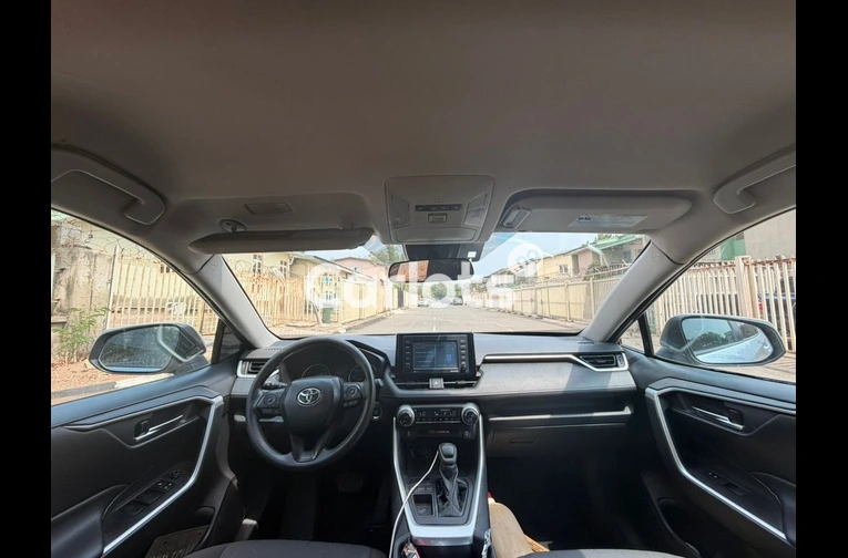 2020 TOYOTA RAV4 XLE - 2/6