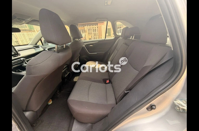 2020 TOYOTA RAV4 XLE - 3/6