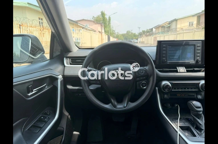 2020 TOYOTA RAV4 XLE - 5/6