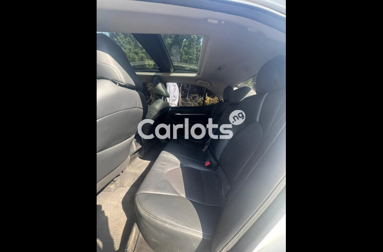 TOYOTA CAMRY XSE 2018 - 3/7