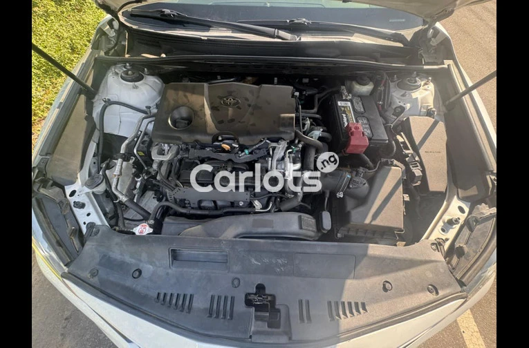 TOYOTA CAMRY XSE 2018 - 6/7