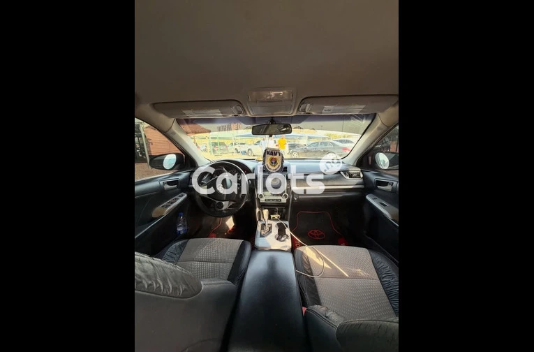 Clean 2013 TOYOTA CAMRY S E - 2/7