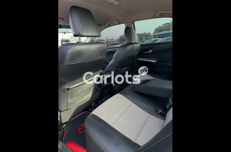 Clean 2013 TOYOTA CAMRY S E - 3/7