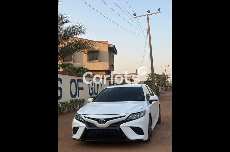 2019 TOYOTA CAMRY LE - 2/7