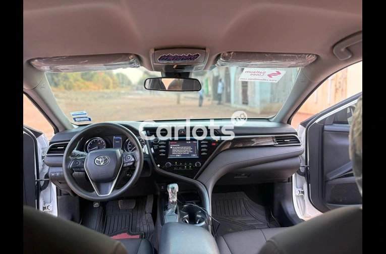 2019 TOYOTA CAMRY LE - 3/7