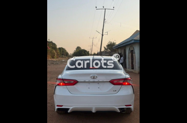 2019 TOYOTA CAMRY LE - 6/7