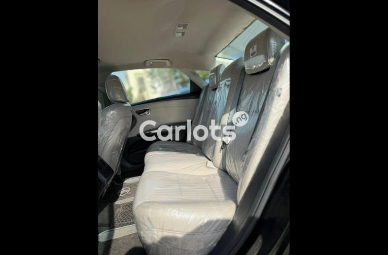 Foreign used 2014 Toyota Avalon XLE model - 4/7