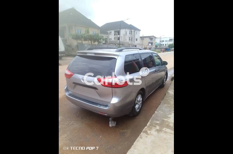 2016 Toyota Sienna - 1/7