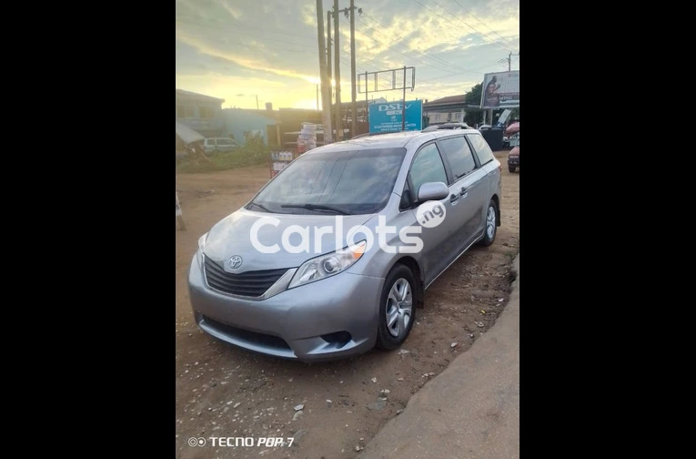 2016 Toyota Sienna - 2/7