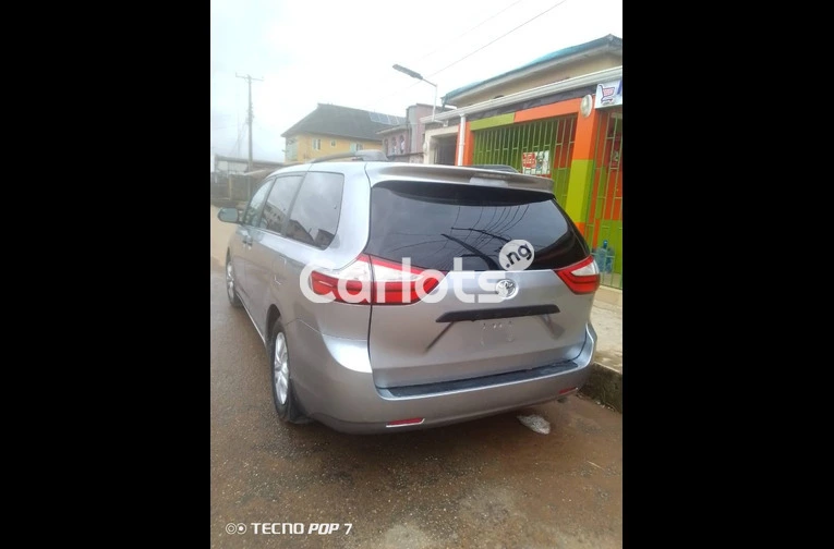 2016 Toyota Sienna - 4/7