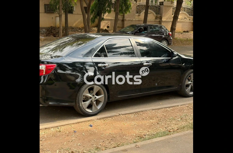 EXTREMELY CLEAN NIGERIAN USED 2013 TOYOTA CAMRY - 4/7