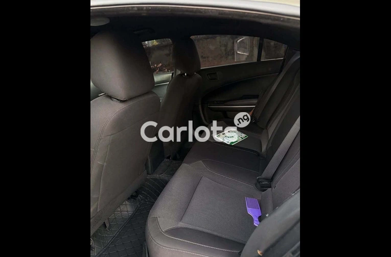 Dodge Charger 2020 - 6/7