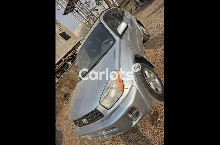 Foreign used 2005 Toyota rav4 - 6/7