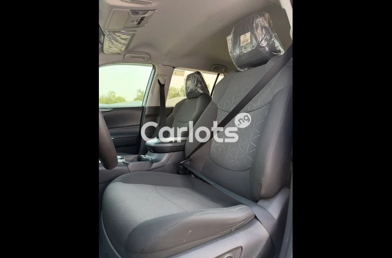 Foreign Used 2021 Toyota RAV4 XLE - 5/7