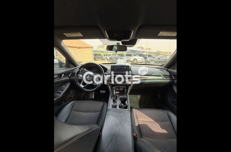 Clean 2018 Honda Accord - 4/6