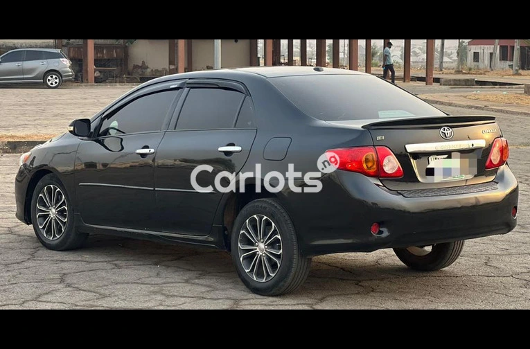 Standard 2010 Toyota Camry - 2/7