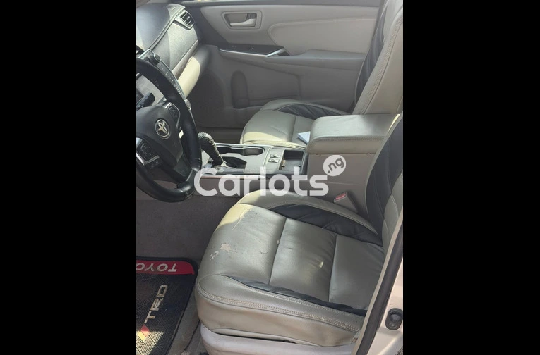 2016 TOYOTA CAMRY XLE - 3/7