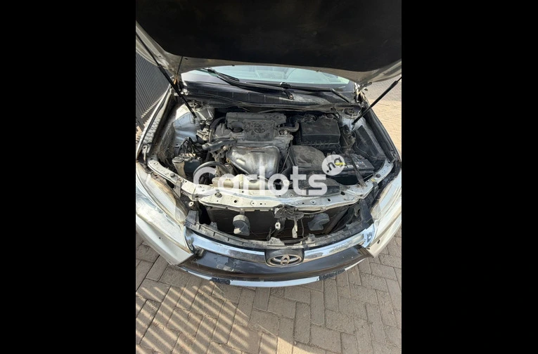 2016 TOYOTA CAMRY XLE - 5/7