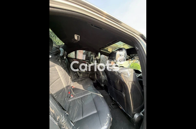 BRIEFLY USED 2010 MERCEDES BENZ E350 4MATIC - 4/7