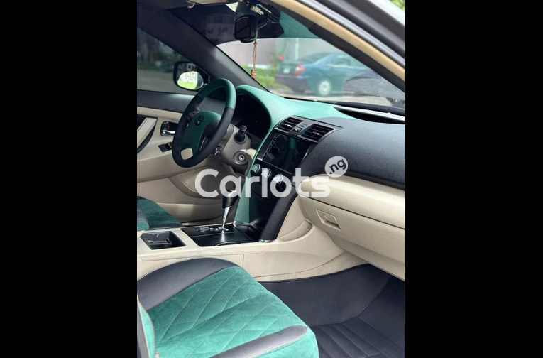 2010 TOYOTA CAMRY SE - 3/5