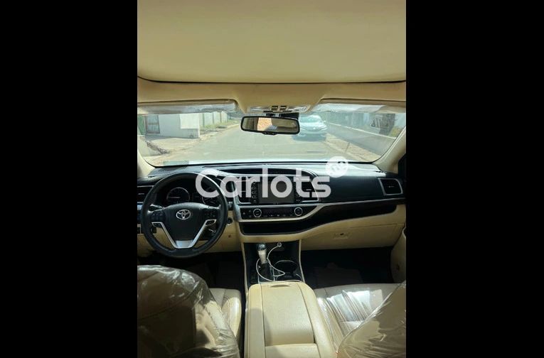 TOYOTA HIGHLANDER LIMITED 2016 - 2/7