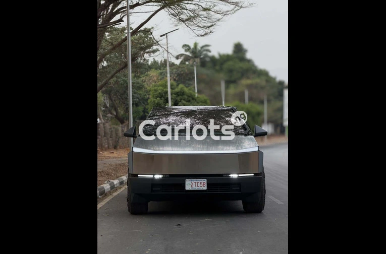 2025 Tesla Cybertruck FOREIGN USED - 2/7