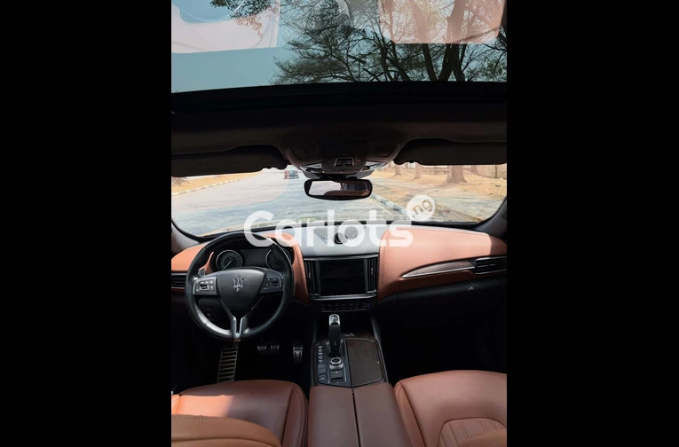 2021 Maserati Levante FOREIGN USED - 5/7