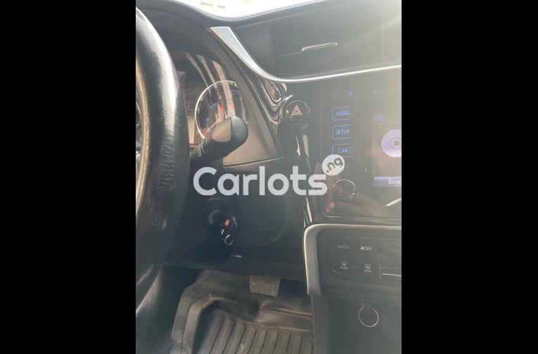 UNREGISTERED 2019 TOYOTA COROLLA SE - 2/7