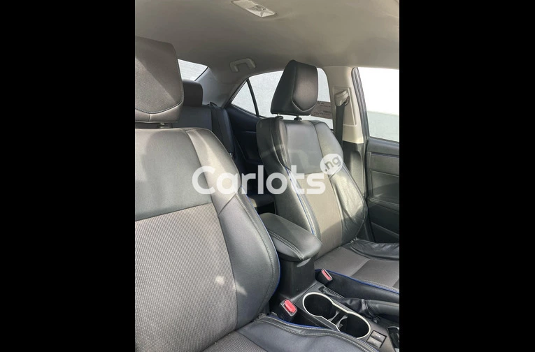 UNREGISTERED 2019 TOYOTA COROLLA SE - 4/7