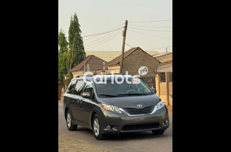 NEW ARRIVAL FOREIGN USED 2014 TOYOTA SIENNA LE - 1/7