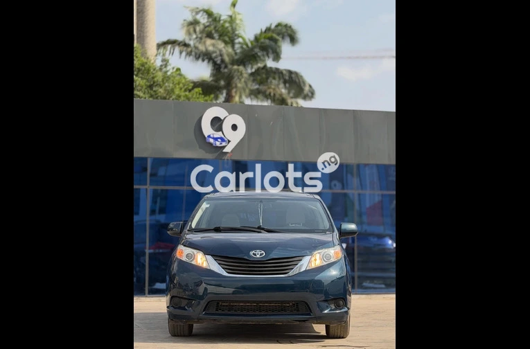 Nigerian used 2010 Toyota Sienna LE