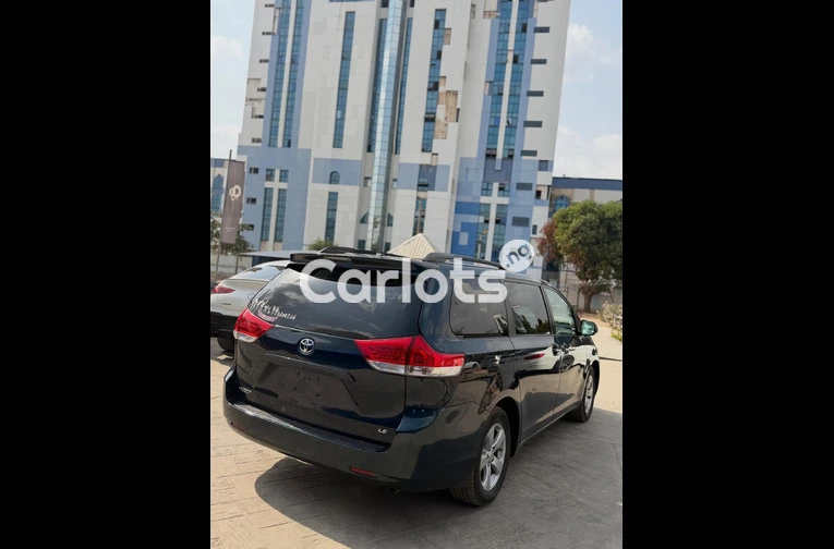 Nigerian used 2010 Toyota Sienna LE - 2/7