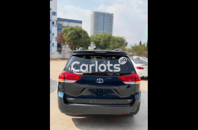 Nigerian used 2010 Toyota Sienna LE - 3/7