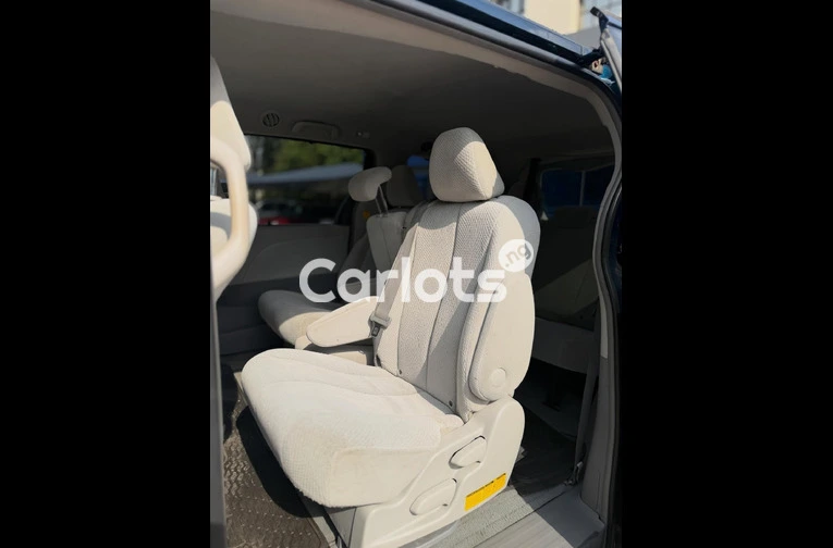 Nigerian used 2010 Toyota Sienna LE - 4/7