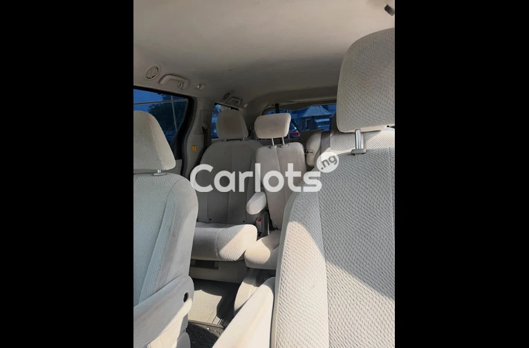 Nigerian used 2010 Toyota Sienna LE - 5/7