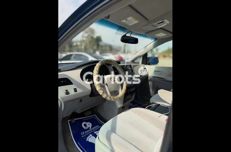 Nigerian used 2010 Toyota Sienna LE - 6/7