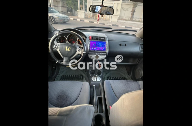 CLEAN 2010 HONDA JAZZ - 2/7