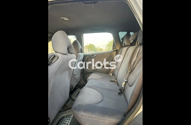 CLEAN 2010 HONDA JAZZ - 3/7