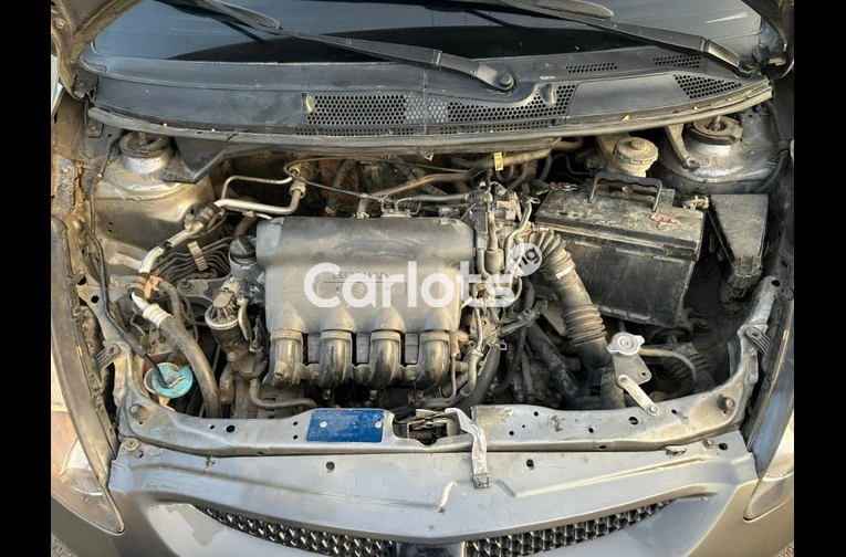 CLEAN 2010 HONDA JAZZ - 4/7