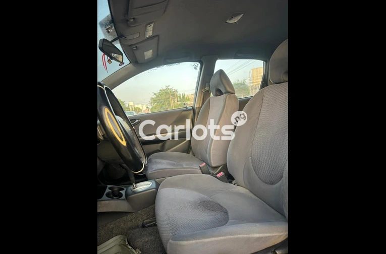 CLEAN 2010 HONDA JAZZ - 5/7