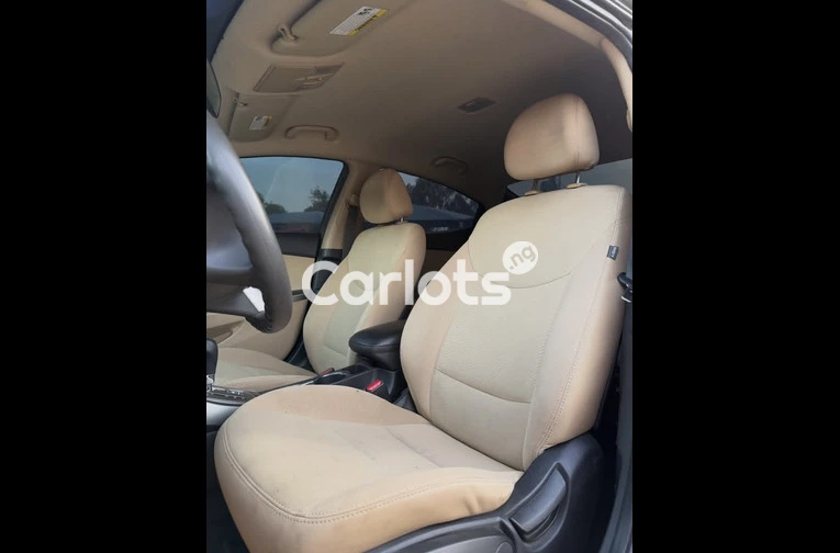 HYUNDAI ELANTRA 2013 - 3/7