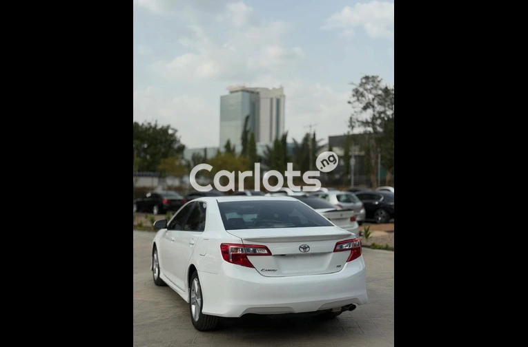 Foreign used 2014 Toyota Camry SE - 2/7