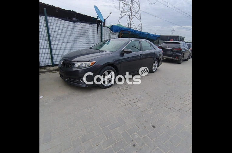 CLEAN REGISTERED 2012 TOYOTA CAMRY SE V4 - 1/7