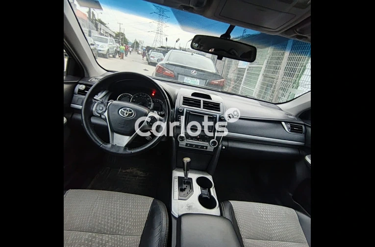 CLEAN REGISTERED 2012 TOYOTA CAMRY SE V4 - 2/7