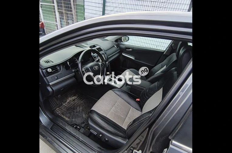 CLEAN REGISTERED 2012 TOYOTA CAMRY SE V4 - 3/7